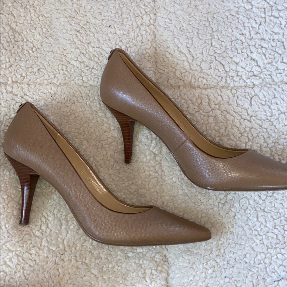MICHAEL KORS NUDE PUMPS